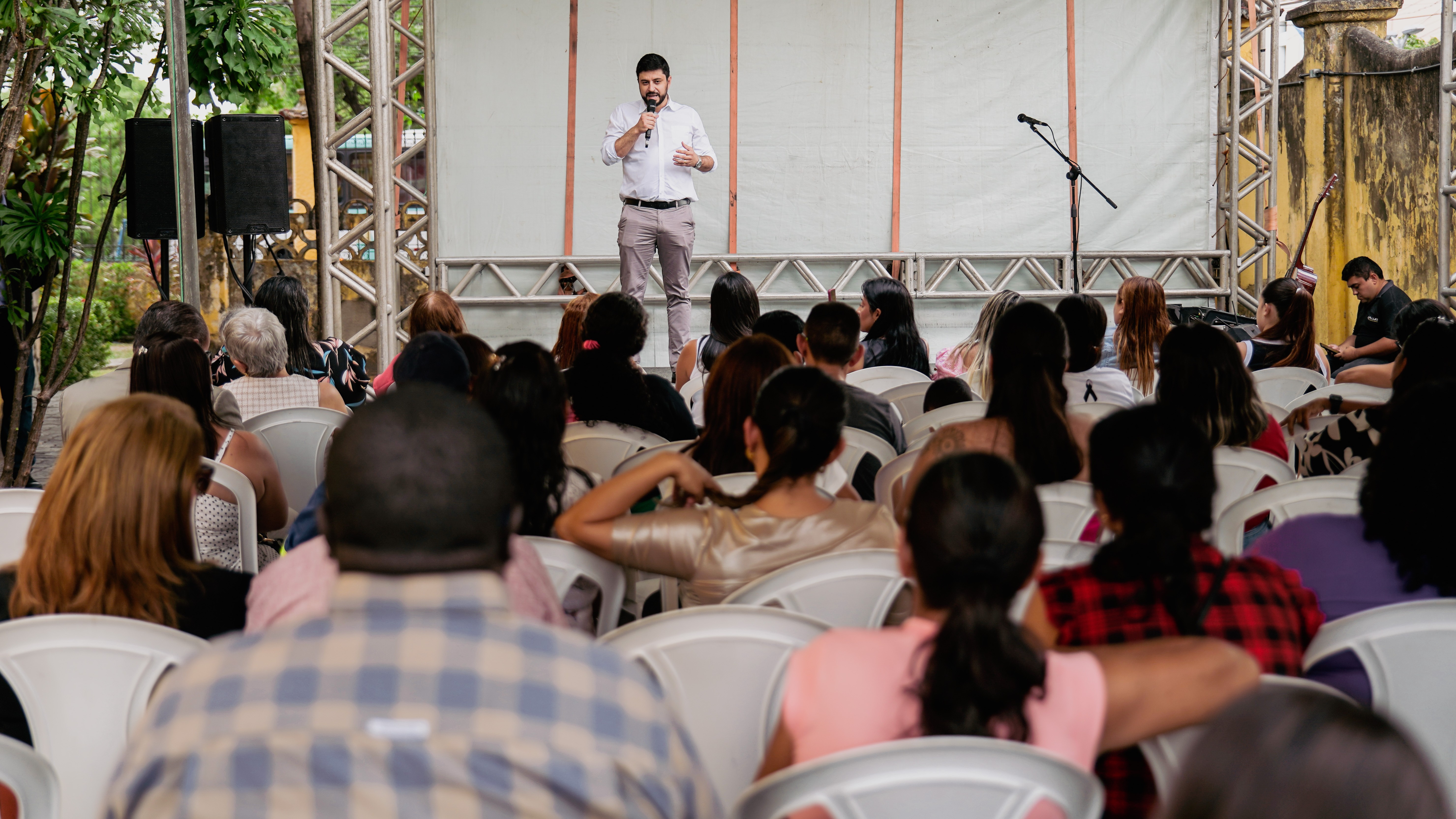 grupo de pessoas reunidas